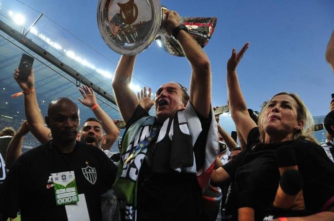 Atltico ergue a taa de campeo brasileiro e d a volta olmpica diante da torcida alvinegra, no Mineiro