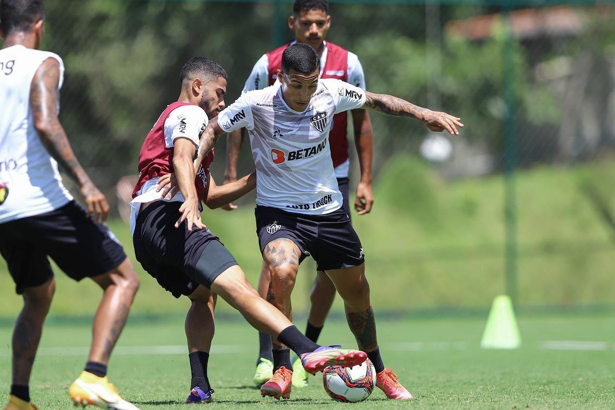 Treino do Atlético em campo. Jogadores fizeram atividade pela manhã no gramado. No período da tarde, trabalho foi na academia