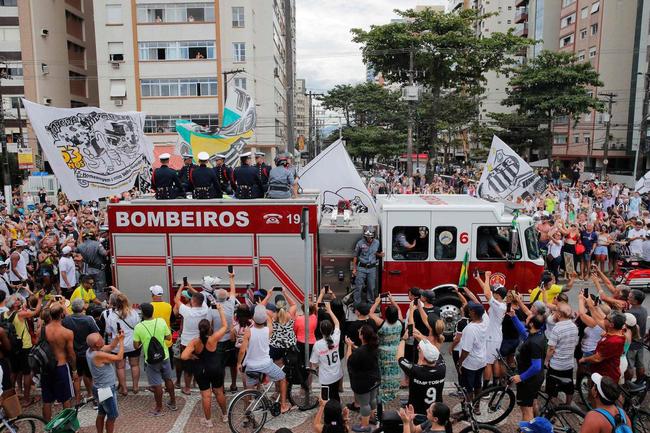 Luego de 24 horas de velatorio, el cuerpo de Pelé salió en procesión.  El entierro estará cerrado para la familia.