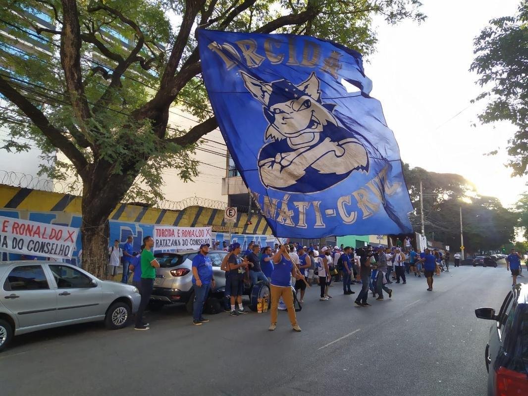 Torcida do Cruzeiro foi em peso ao Parque Esportivo do Barro Preto para fazer press�o pela aprova��o da venda da SAF a Ronaldo