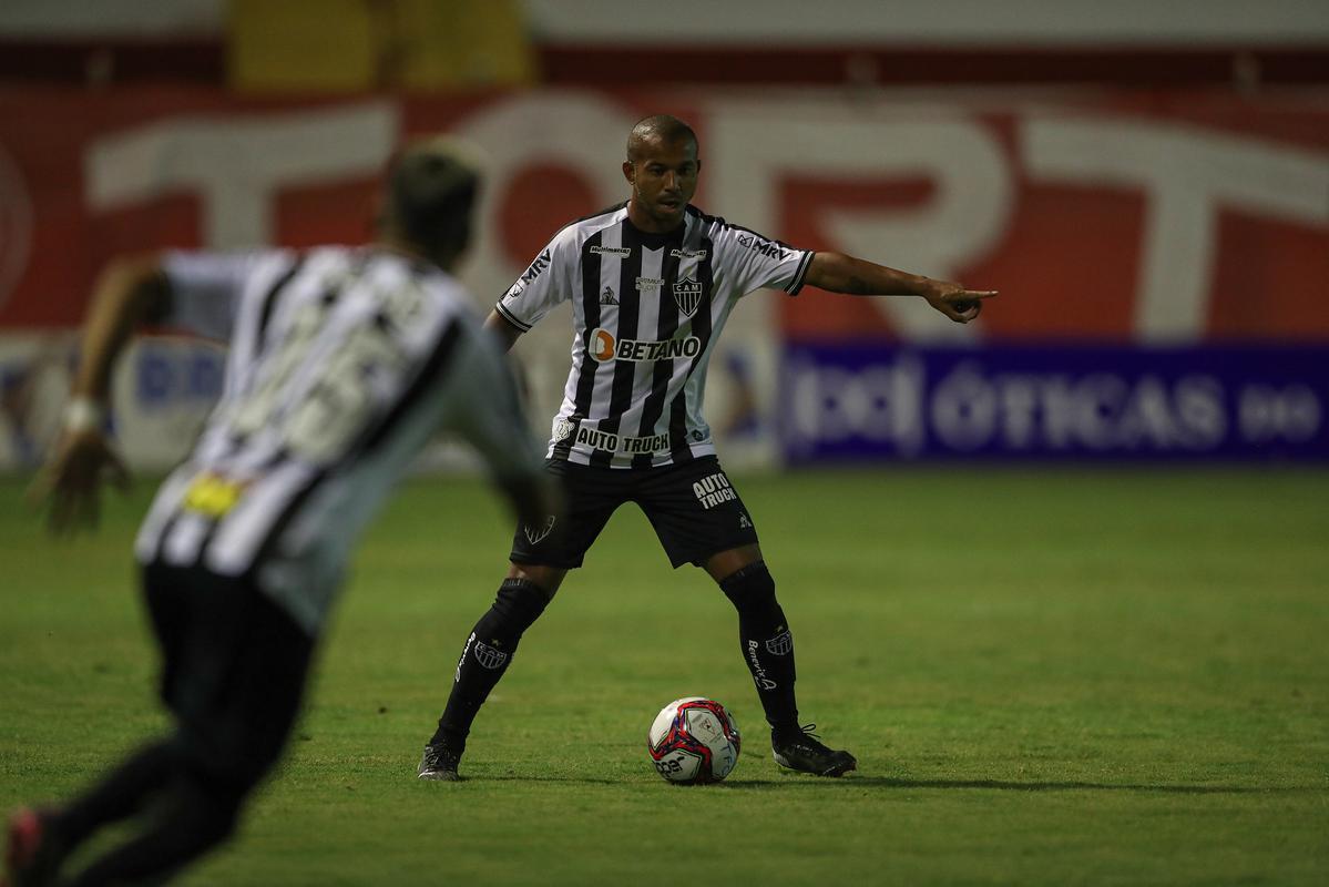 Tombense e Atlético se enfrentaram nesta quinta-feira (4), em partida válida pela 2ª rodada do Campeonato Mineiro. O confronto foi realizado no Estádio Antônio Guimarães de Almeida, em Tombos. No primeiro tempo, uma queda de energia paralisou a partida por cerca de 20 minutos.