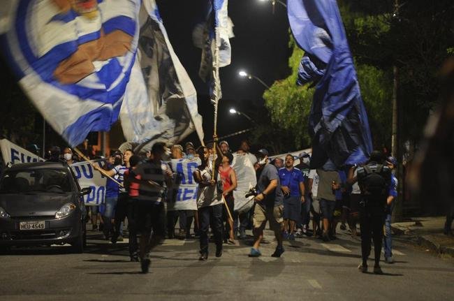 Torcida do Cruzeiro mira Srgio, Deivid e conselheiros em protesto no Horto, antes do jogo diante do Operrio-PR, pela Srie B
