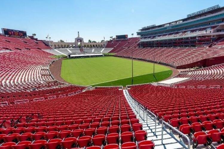 6º Coliseum (8 jogos) - Sede dos Jogos Olímpicos de Verão de 1932 e 1984, o Los Angeles Memorial Coliseum, localizado em Los Angeles, Califórnia, nos Estados Unidos, foi o sexto estádio internacional que mais recebeu jogos do Cruzeiro. No total, foram oito partidas, com sete vitórias e uma derrota: 87,5% de aproveitamento para o time mineiro.