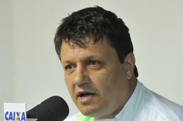 Presidente Marcus Salum apresentou Adilson Batista como novo tcnico do Amrica