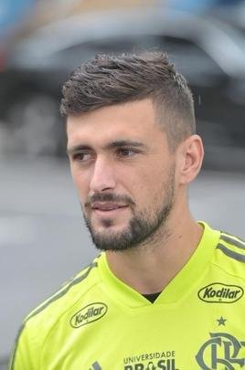 06/01/2019 - irredutvel na deciso de no se apresentar na Toca II, Arrascaeta se recolheu em Montevidu, no Uruguai, at que a situao fosse resolvida. Por fim, a negociao teve desfecho. O Flamengo se comprometeu a pagar 18 milhes de euros - R$ 76,5 milhes por 70% dos direitos econmicos do jogador. O Cruzeiro ficou com 13 milhes de euros (R$ 55,2 milhes), em parceria com a rede Supermercados BH. E apesar de o vice-presidente Itair Machado ressaltar que o clube no era 'Casas Bahia', a compra foi parcelada em trs vezes: 7 milhes de euros em janeiro, 3 milhes de euros em junho e 3 milhes de euros em dezembro.