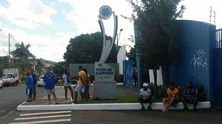 Torcedores protestam na porta da Toca da Raposa contra tcnico e Diretoria