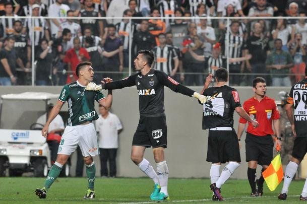 Imagens da confuso entre Leandro Donizete e Gabriel Jesus no Horto