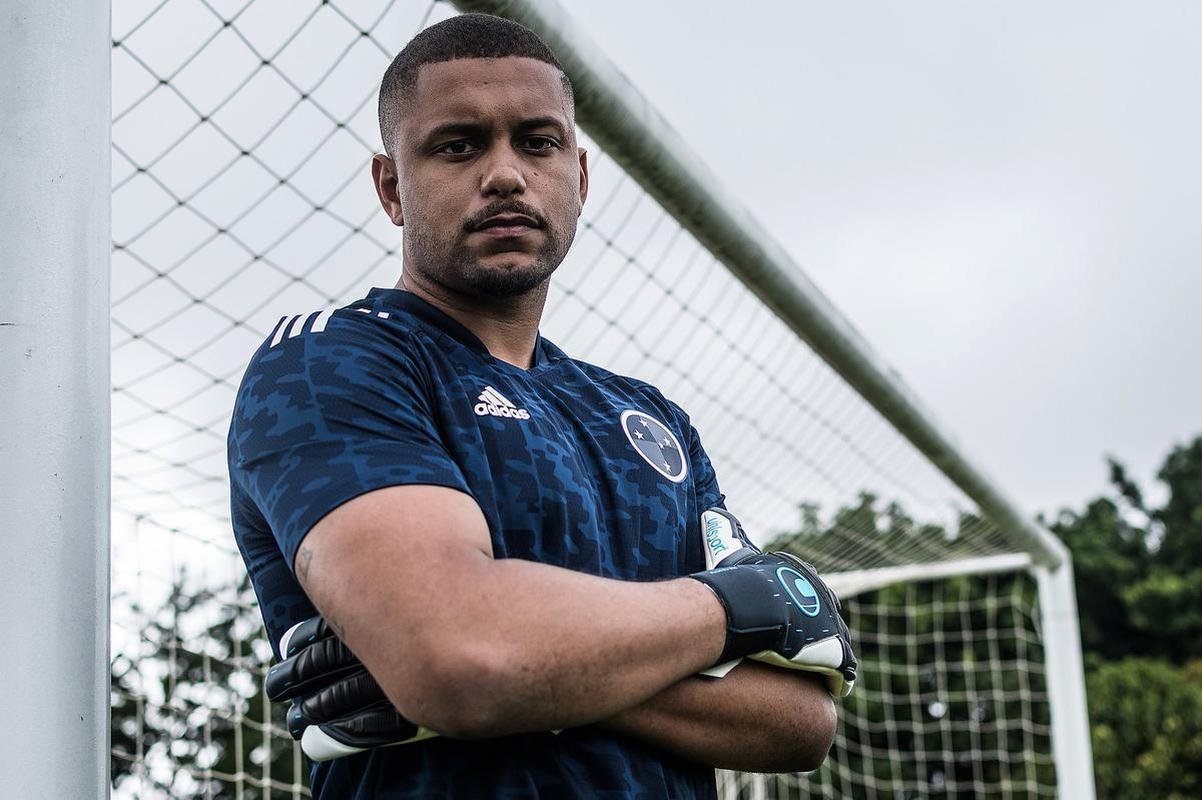 Anderson, goleiro - 1,1 mil menes positivas; 1 mil negativas