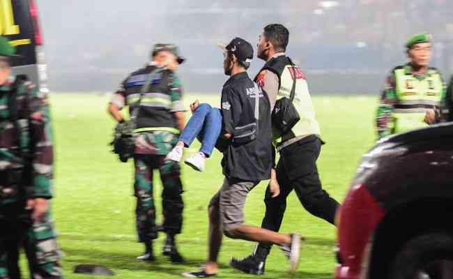 A tragdia da noite de sbado (1/10) na cidade de Malang, na Indonsia, tambm deixou 323 feridos. Confuso comeou aps derrota do time Arema FC