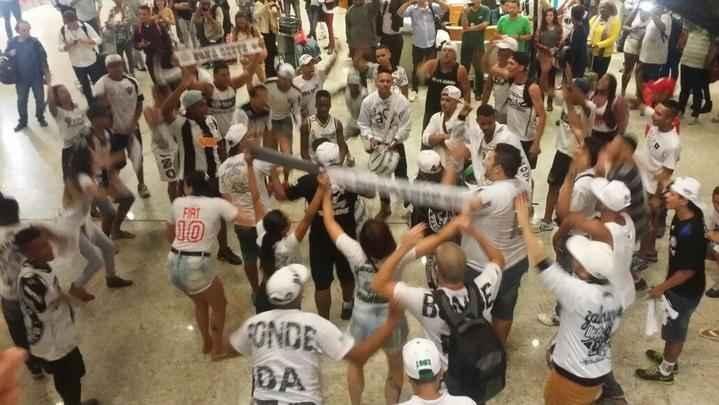 Jogadores retornaram a Minas Gerais e foram recepcionados por torcedores no Aeroporto de Confins