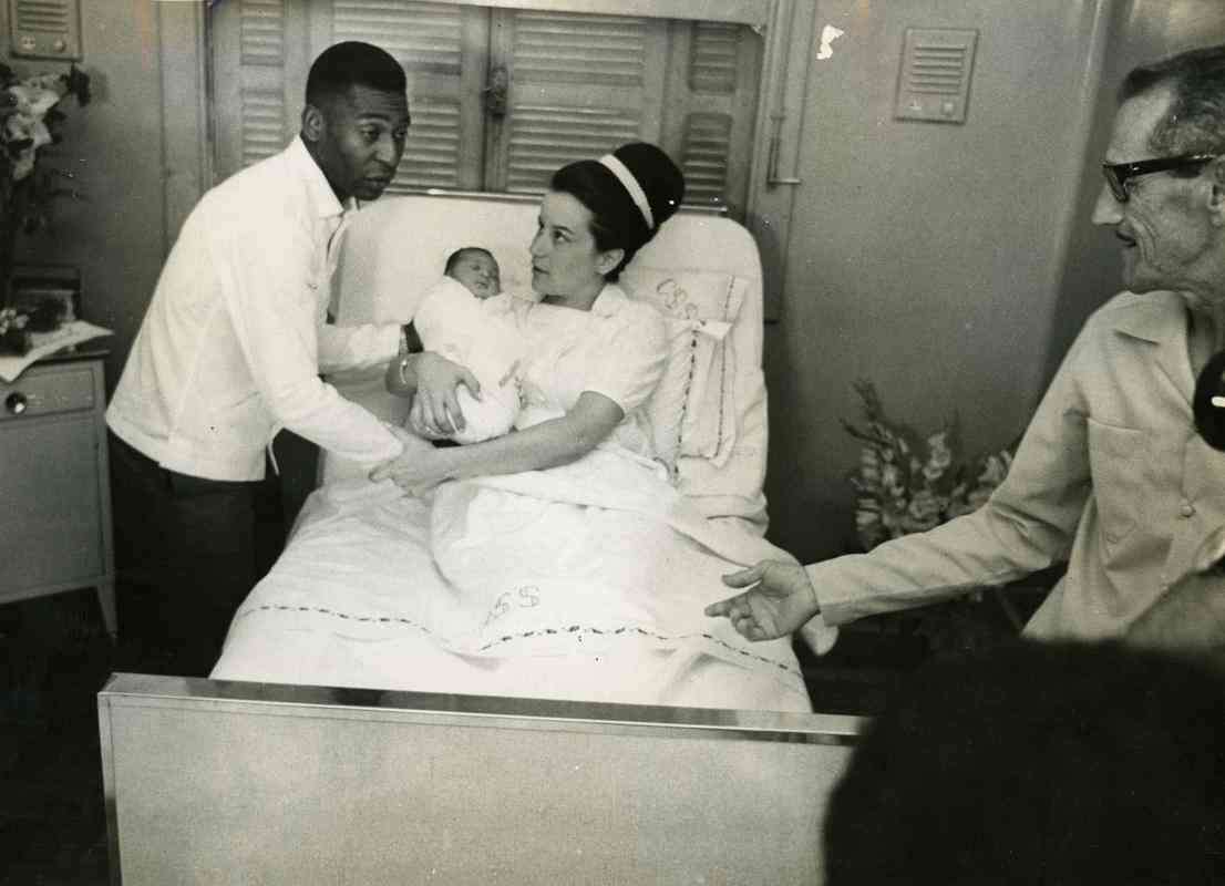 13/01/1967 - Pel com sua primeira esposa Rosemeri Cholbi na Casa de Sade de Santos, quando do nascimento de sua filha Kely Christina
