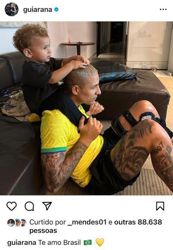 Arana fez registro com o filho aps a eliminao do Brasil na Copa do Mundo do Catar, diante da Crocia.