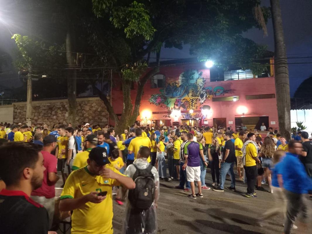 Torcedores no entorno do Mineiro, em BH, antes do jogo entre Brasil e Paraguai pelas Eliminatrias da Copa do Mundo do Catar