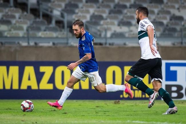 Fotos do gramado do Mineiro em condies ruins