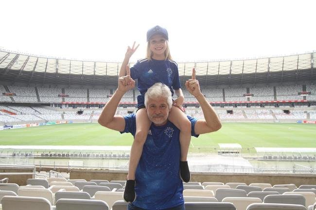 Alcia Reis, de 8 anos, e o av, Carlos Reis, de 56: paixo da garotinha pelo Cruzeiro vem literalmente desde o bero. A cada jogo, os dois se juntam para apoiar o time no Mineiro.