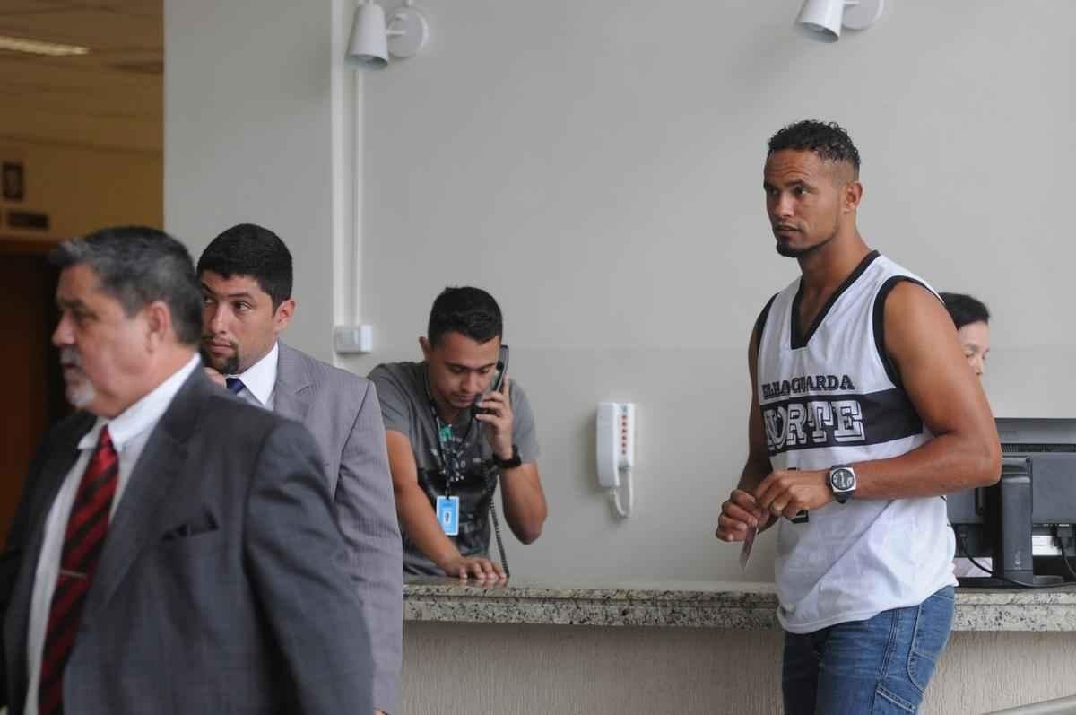 Vestido com camiseta da Galoucura Zona Norte, goleiro esteve nesta quinta-feira no Frum de Santa Luzia, na Regio Metropolitana de Belo Horizonte, para apresentar as garantias de sua liberdade