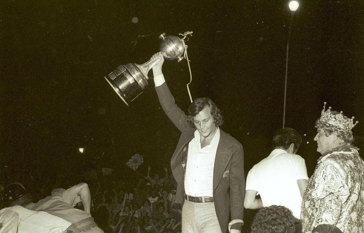 O Cruzeiro conquistou a Copa Libertadores de 1976 ao derrotar o River Plate por 3 a 2 em Santiago, no Chile, em 30 de julho. Foi a terceira partida da deciso. No desembarque no Aeroporto da Pampulha, em Belo Horizonte, jogadores celestes foram recebidos com muita festa. Houve ainda desfile de carro aberto pelas ruas da capital mineira.