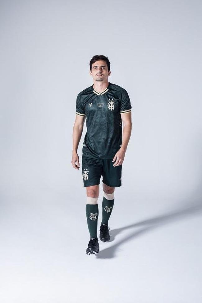 Fotos do modelo vencedor do Camisa Cento e Deca, concurso realizado em homenagem aos 110 anos de histria do Amrica