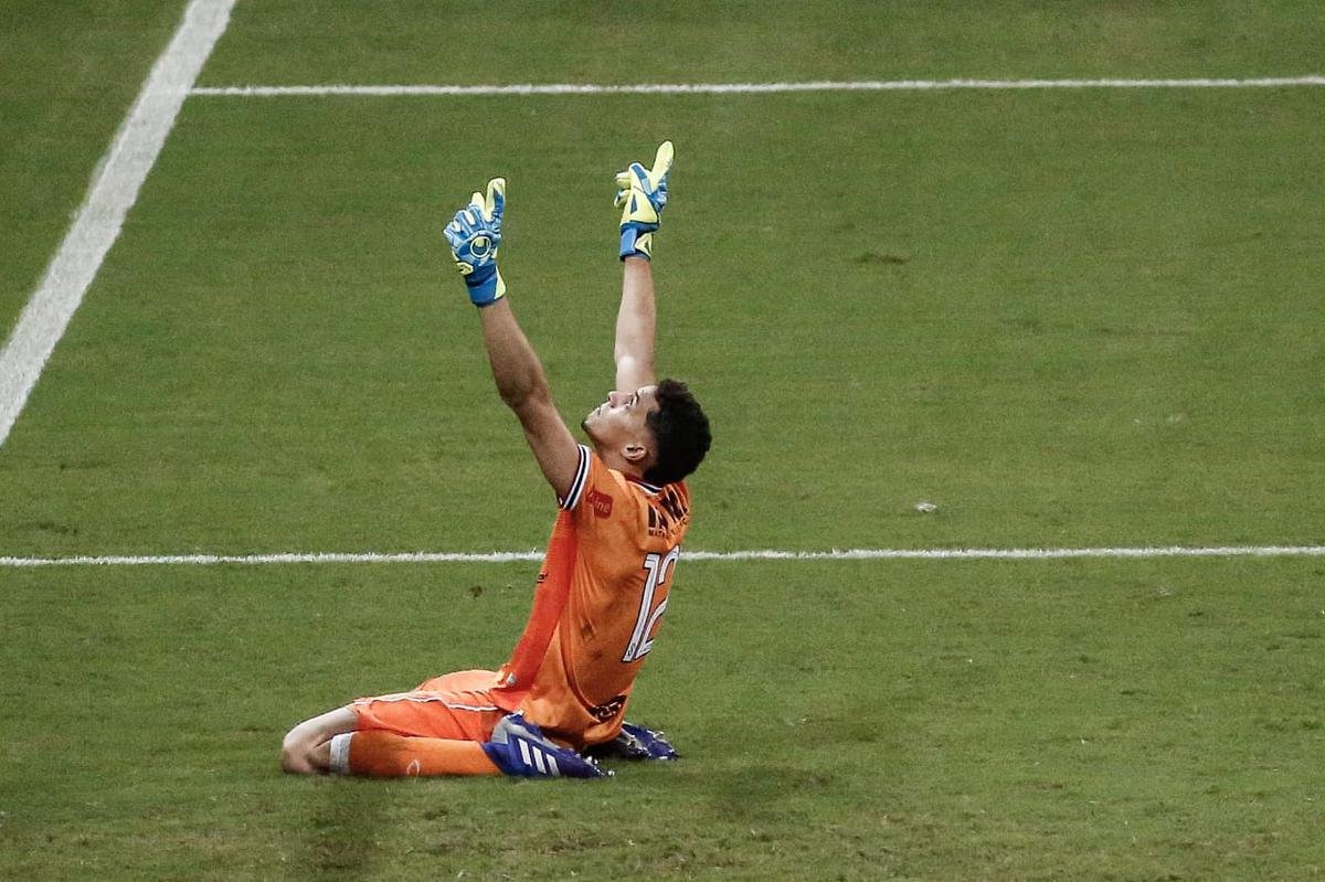 Nas cobranças dos pênaltis, Jefferson ainda defendeu o chute fraco de Fabinao, mas o goleiro Maycon Cleiton brilhou mais e fez duas defesas para colocar o Santa Cruz na grande final do Pernambucano.