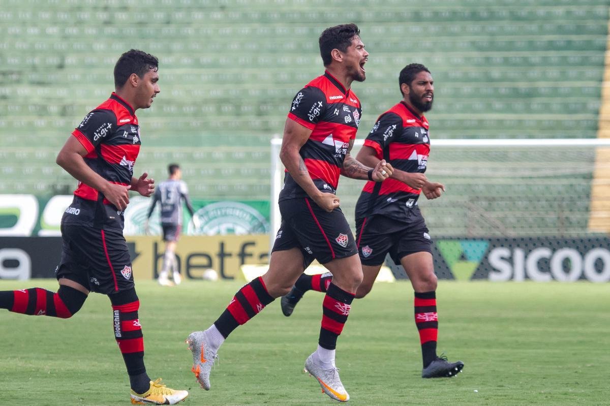 #17 - Vitória: 468 pontos em 396 jogos (123 vitórias, 99 empates e 174 derrotas)