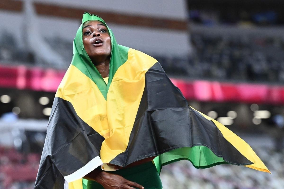 Fotos espetaculares da vitria da jamaicana Elaine Thompson-Herah nos 100m rasos dos Jogos Olmpicos de Tquio com o tempo de 10s61. A velocista quebrou o recorde olmpico e comandou o pdio jamaicano ao lado de Ann Fraser-Pryce, prata, e Shericka Jackson, bronze.