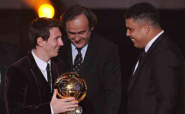 Messi (esq), atualmente atacante do PSG, e Ronaldo Fenmeno (dir), gestor do Cruzeiro, durante premiao do Ballon D'or, em 2012