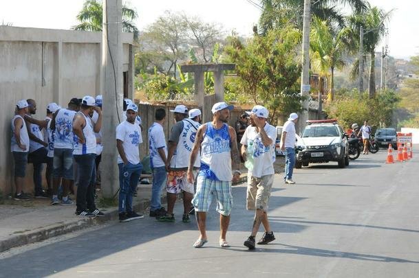 Integrantes da Mfia Azul protestaram na tarde desta tera, na porta da Toca II