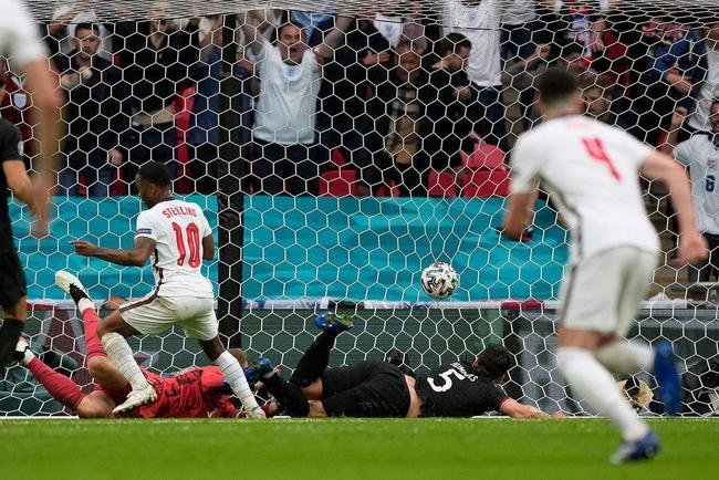 Fotos do gol de Sterling, da Inglaterra, sobre a Alemanha, em Wembley. Ingleses venceram por 2 a 0 e avan�aram �s quartas de final da Eurocopa