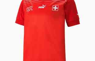 A camisa I da Sua para a Copa do Mundo  vermelha e foi produzida pela Puma
