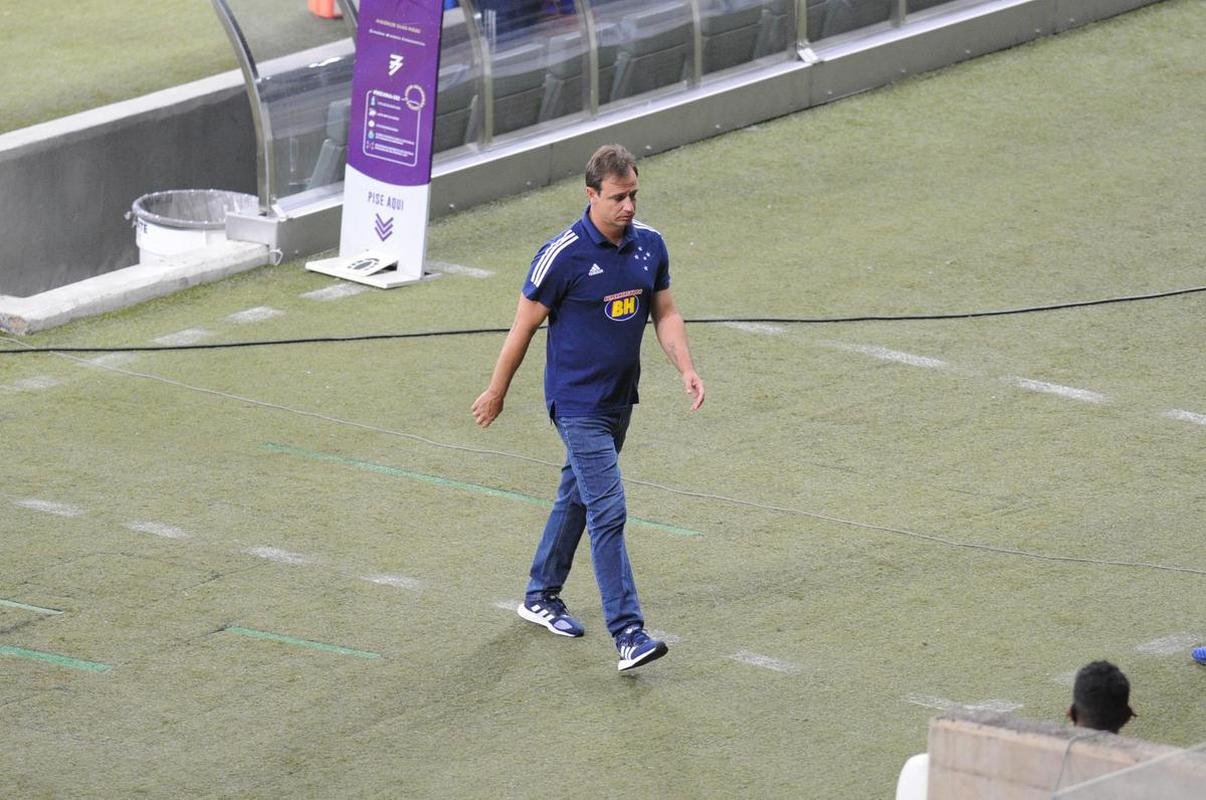 Felipe Conceio - 8 vitrias, 3 empates e 8 derrotas em 19 jogos (47,37%)