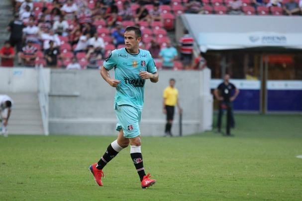 Terceiro padro lanado pelo Santa Cruz, na linha 2018/2019, foi feita para o uso na Copa do Nordeste de 2019. A cor azul foi escolhida como forma de homenagear a capital pernambucana, contando com o slogan de divulgao 'Recife das pontes, dos morros, do Arruda, do povo'. 