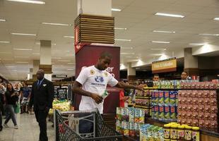 Apresentao do zagueiro Ded ao Cruzeiro. Jogador participou de ao de marketing, foi a supermercado e divulgou programa scio do futebol, que d desconto na compra de produtos  