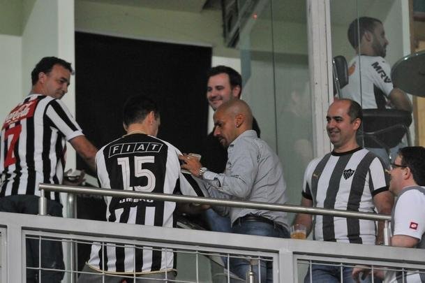 Ex-jogador e hoje presidente do Estudiantes de La Plata, Juan Sebastin Vern foi convidado especial do Atltico no jogo contra o Del Valle, no Independncia, pela Copa Libertadores. Ele ganhou uma placa do clube mineiro e trocou camisas dos clubes com o presidente Daniel Nepomuceno