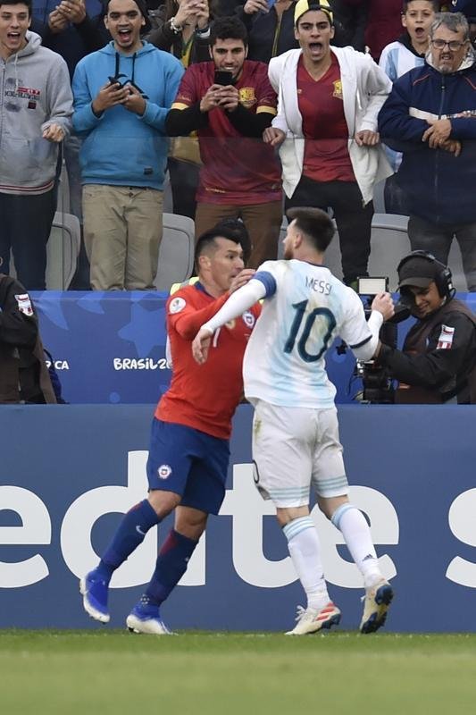 Medel deu peitadas em Messi durante primeiro tempo de Argentina e Chile, e ambos foram expulsos pelo rbitro paraguaio Mario Daz de Vivar. Torcida na Arena Corinthians vaiou a deciso do juiz.