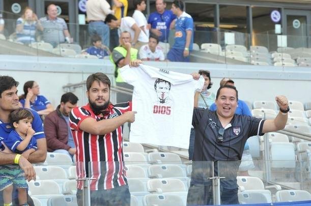 Imagens das torcidas de Cruzeiro e So Paulo no Mineiro
