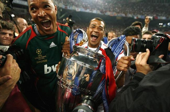 O goleiro Dida defendeu o Cruzeiro entre 1994 e 1998. O dolo celeste conquistou a Liga dos Campees duas vezes pelo Milan, em 2002/03, contra a Juventus, e em 2006/07, contra o Liverpool