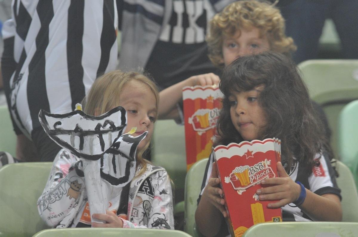 Torcedores de Atltico e Flamengo compareceram ao Horto nesta noite de sbado para assistir ao confronto entre os tradicionais rivais