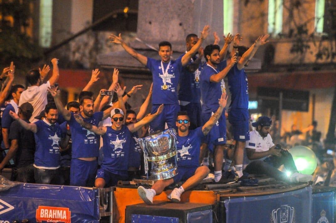 Mais de 20 mil cruzeirenses gritaram junto com zagueiro Ded: 'Praa 7 virou Praa 6!'. Nmero  alusivo  quantidade de ttulos da Copa do Brasil