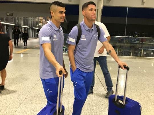 Delegao do Cruzeiro foi composta por 23 jogadores em viagem para Buenos Aires, na Argentina, local da partida de quarta, s 21h45, contra o Boca Juniors, pela Copa Libertadores. Meia uruguaio De Arrascaeta foi vetado e permaneceu em Belo Horizonte.