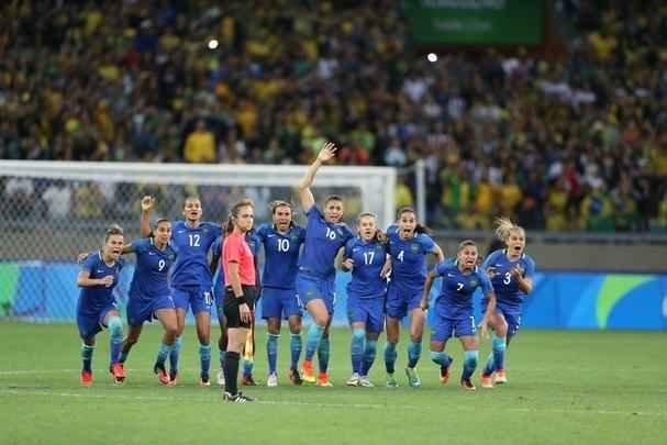 Imagens emocionantes das cobranas de pnaltis no Mineiro e da classificao do Brasil s semifinais do torneio feminino de futebol dos Jogos Olmpicos. Goleira Brbara pegou pnalti e deu vitria  Seleo por 7 a 6 sobre a Austrlia. Com 52 mil pagantes, estdio foi  loucura.