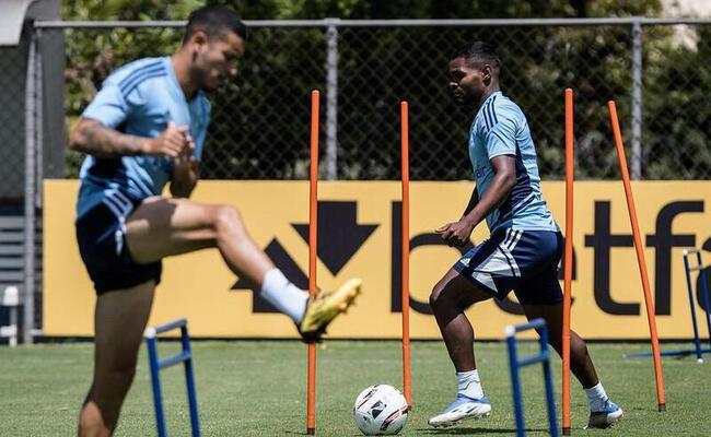 Dupla do Cruzeiro volta a treinar no campo e pode reforar o time contra a Caldense