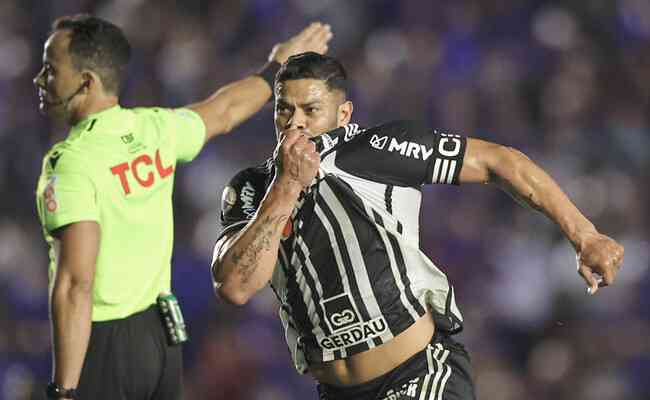 Hulk comemora gol diante do rbitro Savio Pereira Sampaio