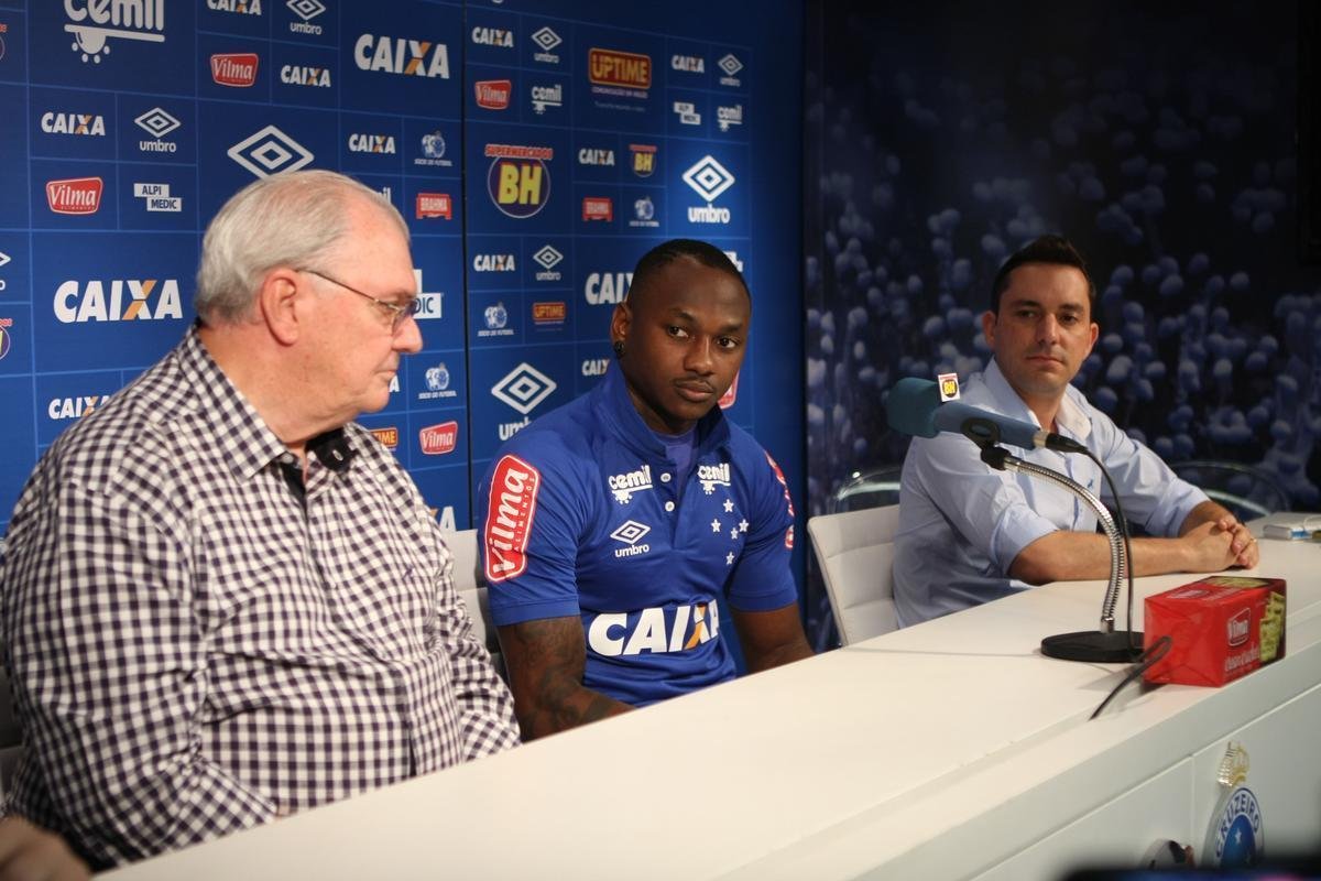 SASS - Sass foi anunciado pelo Cruzeiro em 6 de junho. Destaque no Botafogo, ele sofreu com problemas disciplinares no Rio de Janeiro e foi colocado numa espcie de leilo pelo clube alvinegro. Depois de oferecer Elber numa troca e ver o negcio falhar, a Raposa mandou o meia-atacante Marcos Vincius para o time da estrela solitria. Os clubes seguiram, cada um, com 50% dos direitos econmicos dos jogadores. Hoje lesionado, Sass disputou 17 jogos e marcou sete gols pelo Cruzeiro.
