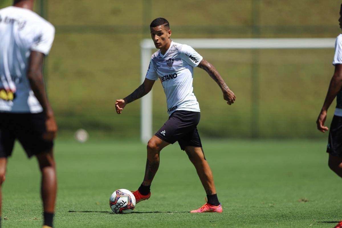 Fotos do coletivo entre profissionais e sub-20 do Atltico