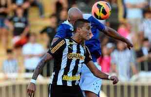Bruno Rodrigo disputa bola com Rafael Marques na derrota em Volta Redonda