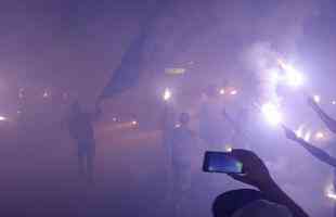 Torcida do Cruzeiro promove rua de fogo na sada da delegao da Toca da Raposa II, rumo ao aeroporto de Confins, antes da viagem para Porto Alegre. Time enfrenta o Internacional na quarta-feira, no Beira-Rio, pela semifinal da Copa do Brasil