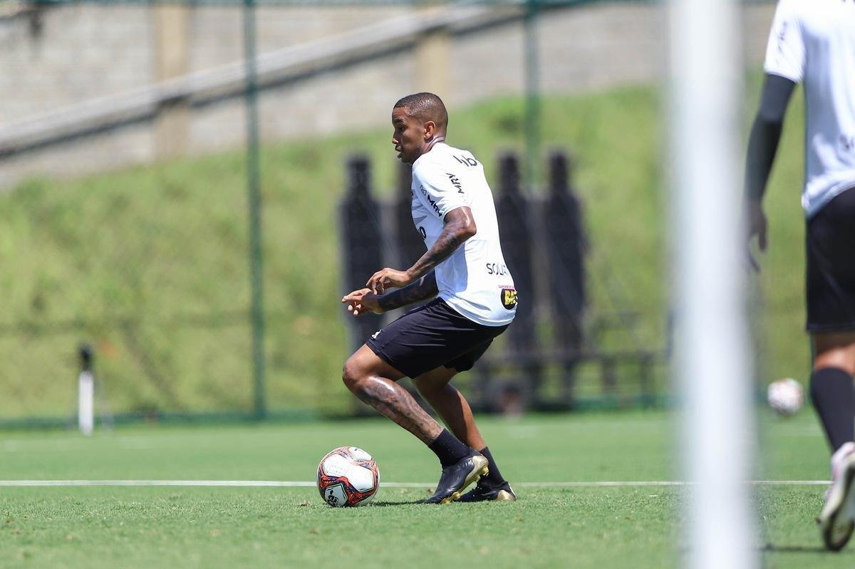 Treino do Atlético em campo. Jogadores fizeram atividade pela manhã no gramado. No período da tarde, trabalho foi na academia