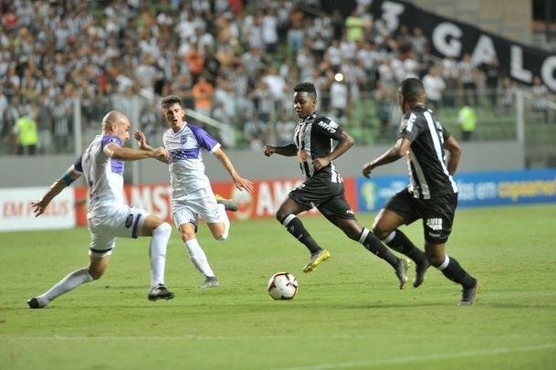 Lances do primeiro tempo do duelo entre Atltico e Defensor, pela terceira fase da Copa Libertadores
