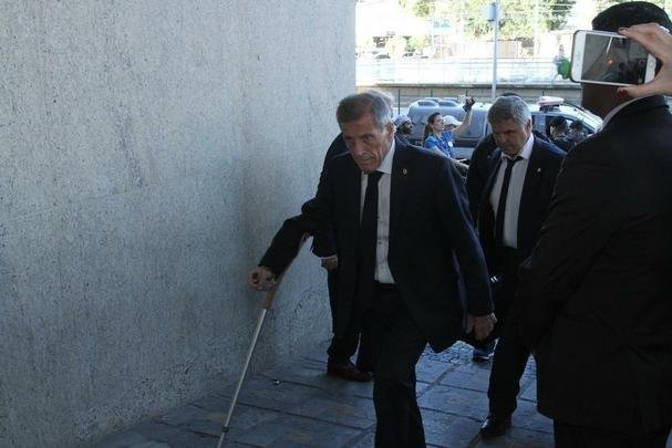 Repleta de estrelas, Seleo Uruguaia chegou a Belo Horizonte no comeo da tarde para a disputa da Copa Amrica. Cavani e Surez, as principais estrelas, mostraram muita simpatia. O meia De Arrascaeta, ex-Cruzeiro, atendeu a um f, mas passou pela imprensa sem dar entrevistas