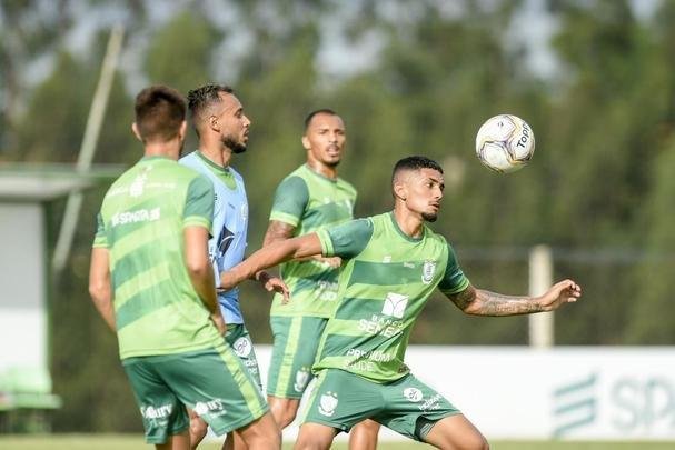 Lisca foi apresentado, conversou com jogadores e assistiu ao treino do Amrica